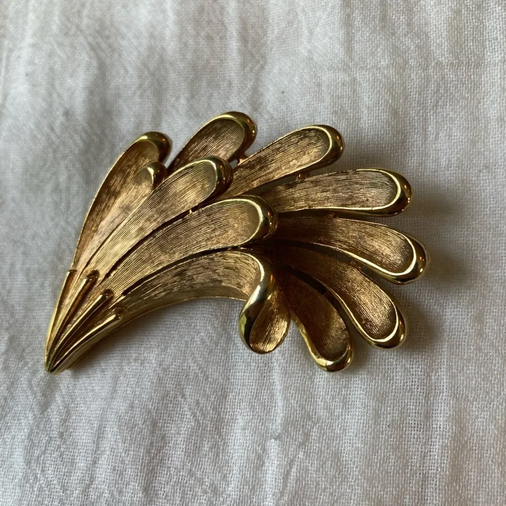 Vintage Signed‎ JJ Brushed Gold Tone Abstract Brooch - Picture 2 of 6